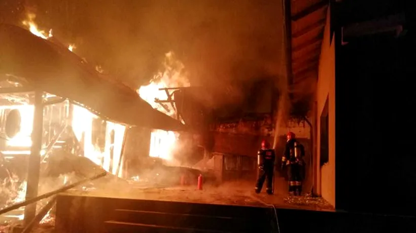 Incendiu la o cabană din Bacău. Cinci persoane s-au autoevacuat FOTO