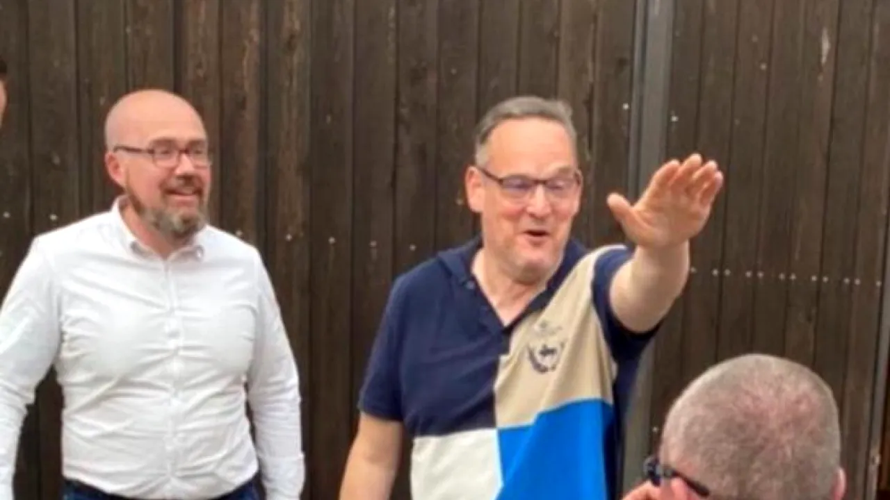 AfD, în centrul unui nou scandal, după ce un lider al formațiunii de extremă-dreapta din Germania a fost fotografiat făcând „salutul interzis