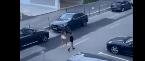 Imagini halucinante la Mamaia, unde un inconștient aruncă de la balcon cu scaune de fier și cu sticle pe mașini și spre oamenii care trec pe stradă | VIDEO