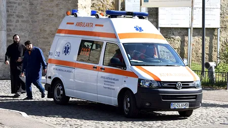 O tânără SUPRAVIEȚUIT miraculos după ce ar fi încercat să se sinucidă. S-a aruncat în gol de la etajul 4 al unui bloc de locuințe din Deva