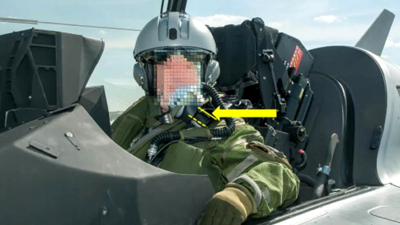 ÎNFRICOȘĂTOR. Un pasager s-a catapultat din greșeală din avion la câteva secunde după decolare