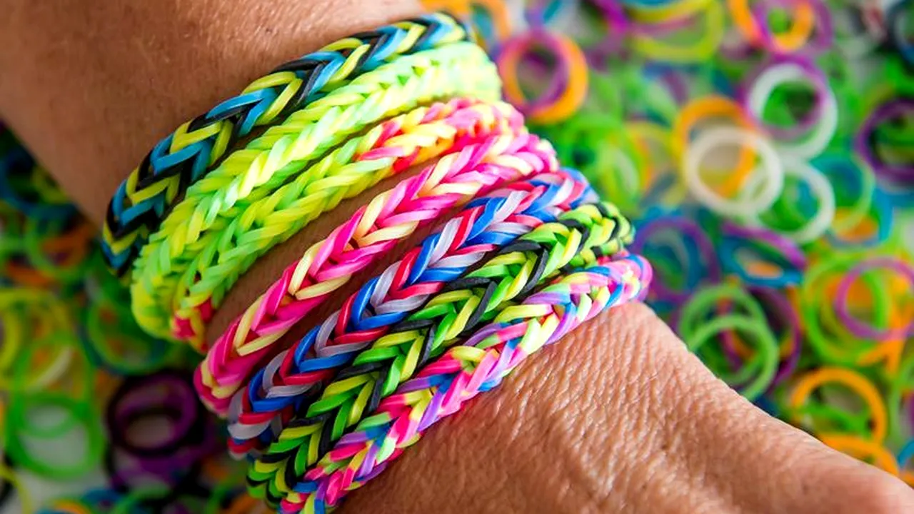 Nebunia Rainbow Loom care i-a cuprins pe copiii și adolescenții din România. Cum poți afla dacă elasticele pentru brățări sunt originale sau contrafăcute
