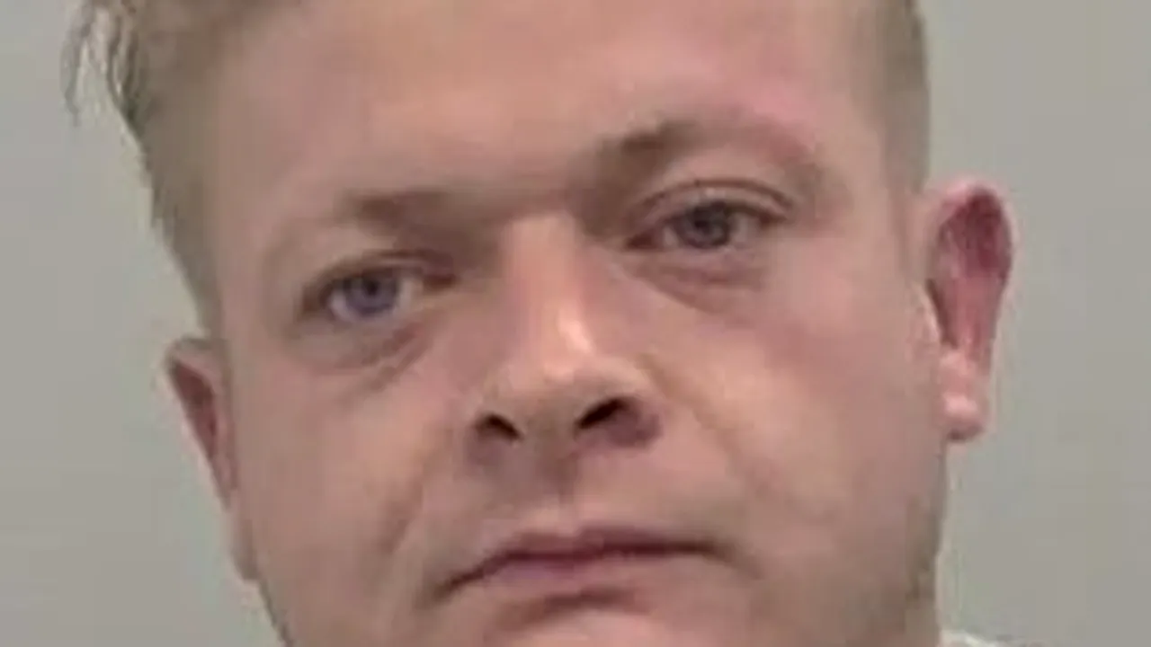 Pedofil UCIS și înfășurat într-un covor, după ce s-a lăudat cu agresiunile asupra minorilor. Criminalul și-a recunoscut fapta: „Am explodat...”