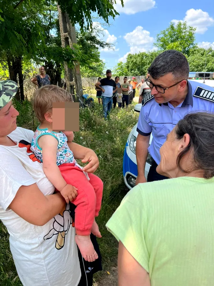 O fetiţă de doi ani, dispărută de acasă, găsită teafără într-un lan de grâu după o oră de căutări / Sursa foto: IPJ Dolj