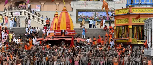Festivalul hindus de pe malul Gangelui a devenit un focar de COVID-19. Zeci de lideri religioși s-au îmbolnăvit, iar numărul cazurilor crește alarmant