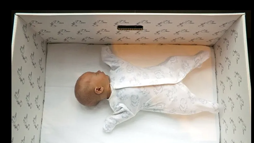 O tradiție veche de 75 de ani: De ce dorm bebelușii finlandezi în cutii de carton