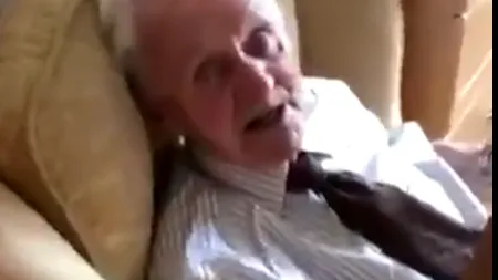 Momentul în care un bătrân aflat în azil primește un cadou de la o asistentă și începe apoi să plângă a emoționat o lume întreagă