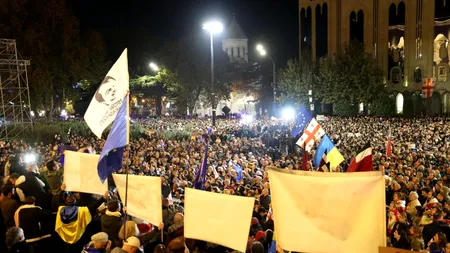Mii de georgieni demonstrează împotriva rezultatelor contestate ale ALEGERILOR din weekend