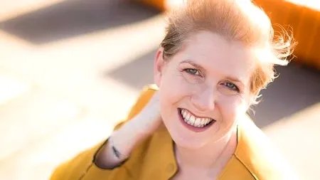 INTERVIU: Scriitoarea Clare Mackintosh despre cititori: „Se vor putea bucura de voce indiferent în ce gen scriu