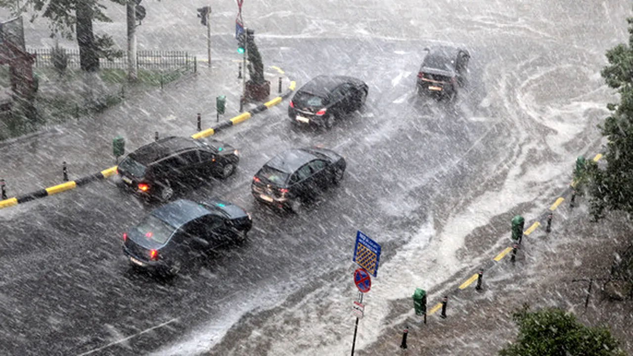 Cod galben de ploi și grindină în aproape jumătate din țară. Lista județelor afectate