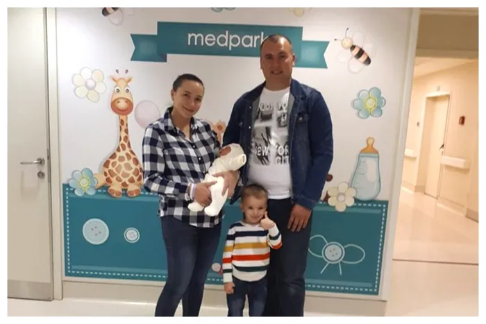Familia Vîntu, la câteva zile de la nașterea Alexandrei. „Aceasta poză redă fericirea noastră deplină! Nici nu bînuiam că urmează un calvar, o luptă pentru VIAȚĂ!”, a scris mama Alexandrei / Sursa foto: Facebook – Verginia Vîntu