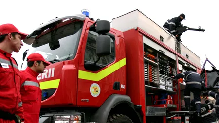 Un autoturism a luat foc pe A1. Pompierii au stins focul într-un sfert de oră