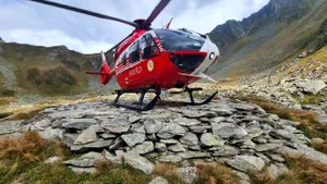 Salvamont România a publicat o serie de RECOMANDĂRI pentru protecția excursioniștilor în caz de furtuni cu tunete și fulgere
