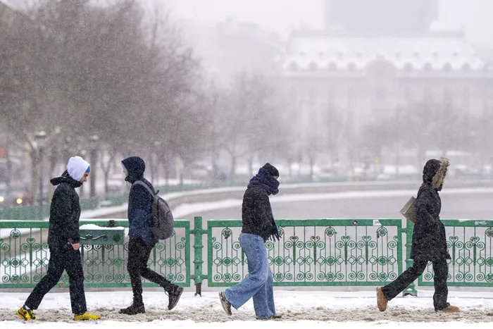 Situația traficului din România. Lapoviță și ninsoare pe anumite porțiuni de drum, inclusiv în București. Recomandări pentru șoferi