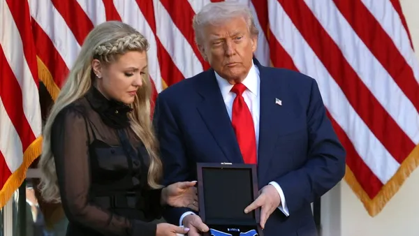 Donald Trump îl DECOREAZĂ postum pe Charlie Kirk. Activistul conservator asasinat pe 10 septembrie 2025 ar fi împlinit azi 32 de ani