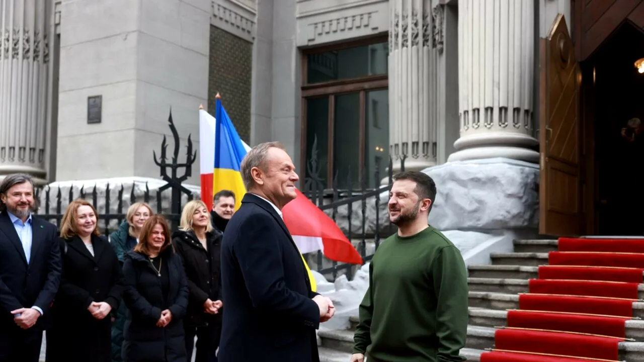 Premierul polonez Donald Tusk ajunge la Kiev, de Ziua Unității / Polonia și Ucraina ar putea fabrica împreună arme și muniție