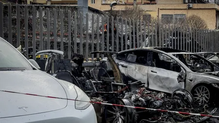 INCENDIU la o reprezentanță Tesla de la Roma. Polițiștii nu exclud posibilitatea ca focul să fi fost pus intenționat