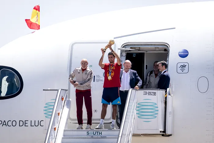 Antrenorul principal al Spaniei, Luis de la Fuente, și căpitanul echipei naționale, Rodri, la sosirea jucătorilor echipei naționale a Spaniei pe aeroportul Madrid-Barajas, pe 20 iulie 2026, la Madrid