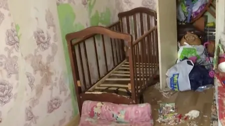 Demon cu chip de mamă. A plecat să se distreze cu iubitul și i-a lăsat pe copii fără hrană timp de nouă zile. Fetița de trei ani a supraviețuit mâncând tapet și excremente