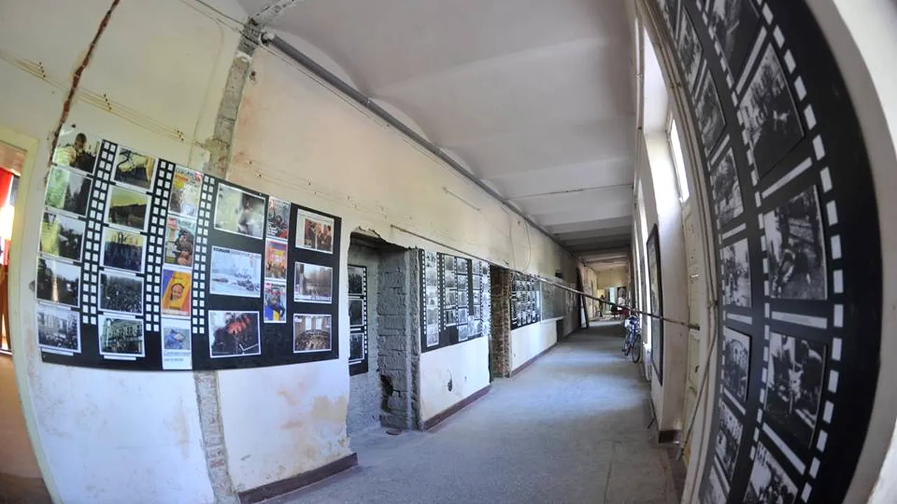 Memorialul Revoluției din Timișoara, în PARAGINĂ: Când PLOUĂ, stăm cu GĂLEȚILE