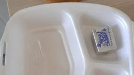 IMAGINI REVOLTĂTOARE. Cum arată micul dejun al unui pacient cu COVID-19 la spitalul Neamț: „Urlu în mine de indignare”