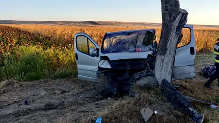 Accident grav în Olt. Un microbuz a intrat într-un copac. Cinci persoane au fost transportate la spital