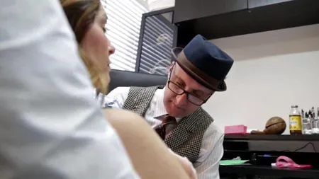 Acest artist schimbă viața a mii de femei cu tatuajele sale. VIDEO