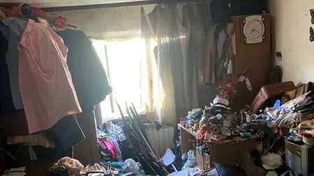 FOTO - Acesta e cel mai mare „hoarder” din România! Ireal cum trăiește un bărbat din Năvodari. Imagini de groază din apartamentul lui