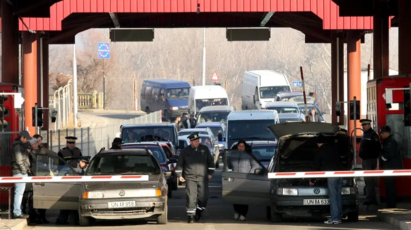 Șoferul unui TIR a oferit polițiștilor de frontieră de la Giurgiu 1.500 de euro, ca să nu-i deschidă compartimentul de marfă. După ce l-au refuzat, l-au și reținut pentru ce avea înăuntru