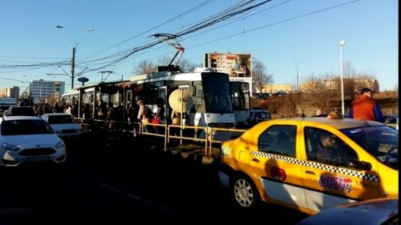 Linia lui 41, blocată după ce un călător băut a căzut din tramvai