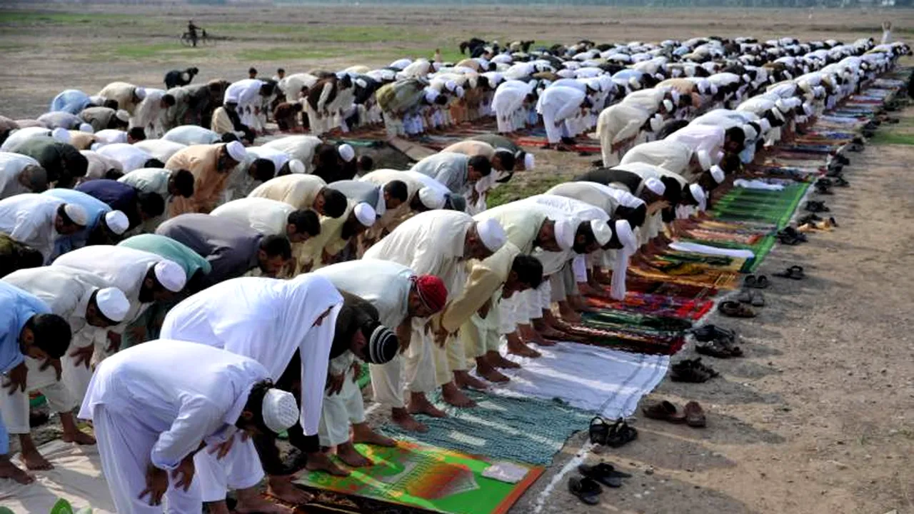 Scandal în presa britanică. Un post de televiziune cheamă musulmanii la rugăciunea de dimineață