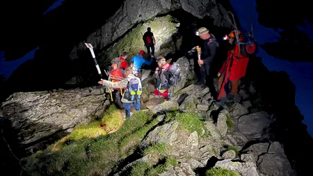 Operațiune nocturnă de salvare în Munții Făgăraș. Patru turiști cehi, coborâți de salvamontiști din zona ”La Trei Pași de Moarte” (VIDEO)