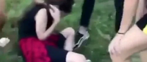 O fată de 13 ani a fost bătută cu bestialitate de alte minore. Poliția s-a autosesizat după ce imaginile au apărut în spațiul public