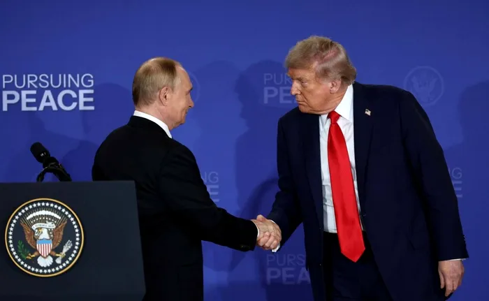Vladimir Putin și Donald Trump își dau mâna la Summitul de la Alaska (15 august 2025)