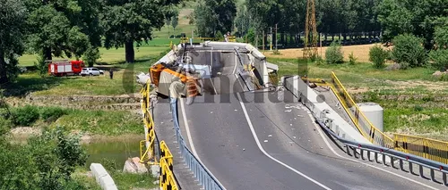 GALERIE FOTO | Cum arată podul de la Luțca, la cinci zile de prăbușire. „Mașinile răsturnate nu vor fi mutate curând. Va fi necesară o detonare”