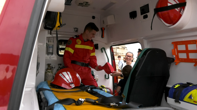 Copiii au avut ocazia să exploreze interiorul unei mașini de intervenție SMURD