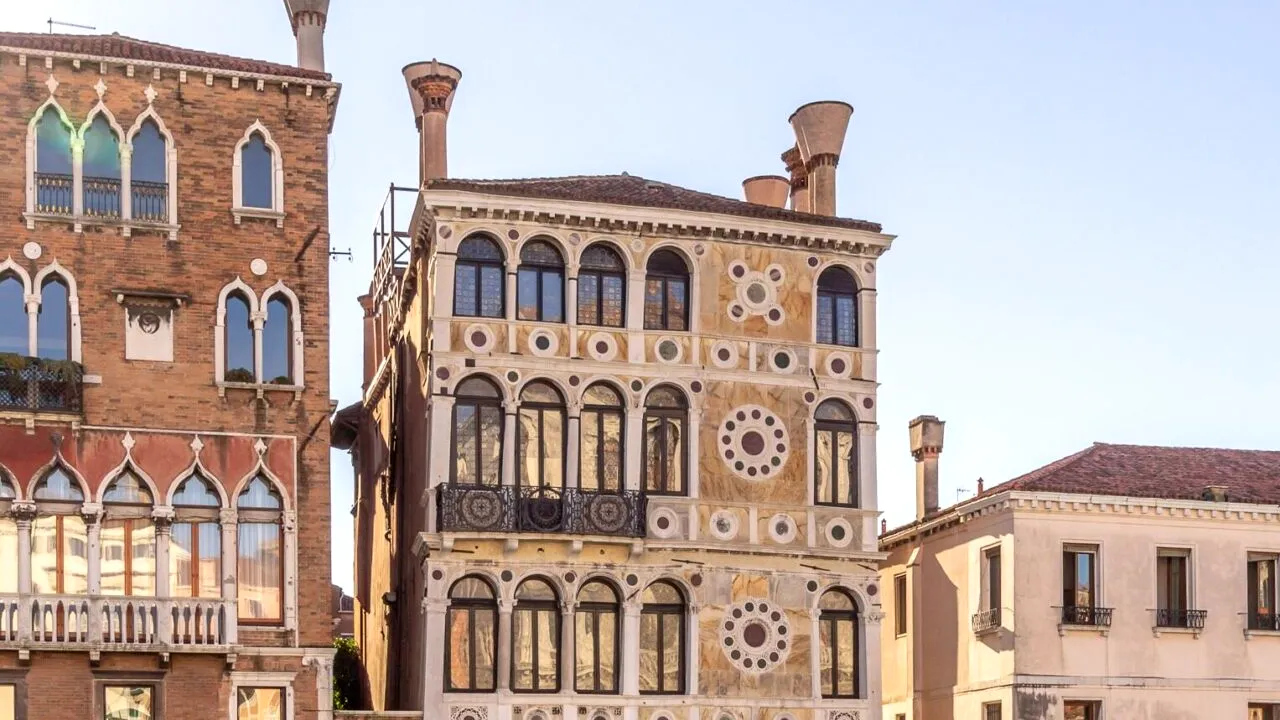 „Palatul blestemat al Veneției“: de ce nu-și poate găsi proprietar una dintre cele mai spectaculoase „bijuterii“ de pe malul Canalului Mare