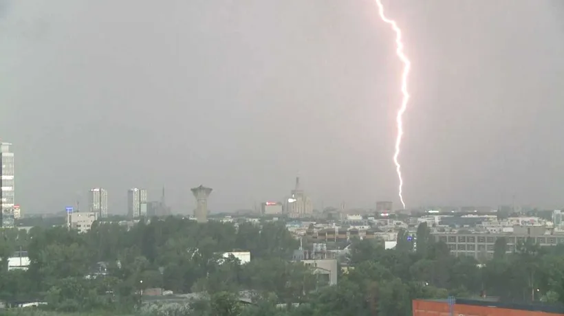 VREMEA. Plouă cu avertizări de la ANM. Vin furtunile! Cum va fi vremea în București