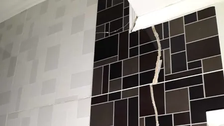 20 de familii sunt în pericol în Galați. Patru case sunt în pericol de prăbușire din cauza unor fisuri de mari dimensiuni apărute pe pereți - FOTO