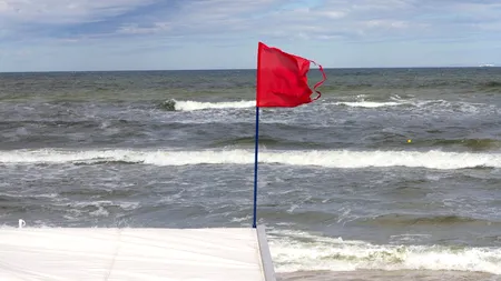 Decesele din ultimele zile de pe litoral nu-i sperie pe românii care nu respectă indicațiile salvamarilor: „Dacă intrați în apă asta acum, vă sinucideți! Eu mă bag în gârlă și să vină...”