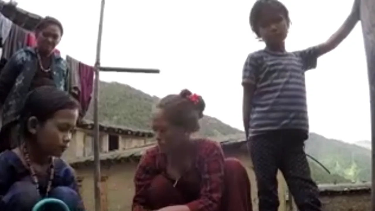 Prețul scump al educației. Povestea incredibilă a copiilor despărțiti de părinți  aproape un deceniu pentru a avea acces la învățământ - VIDEO