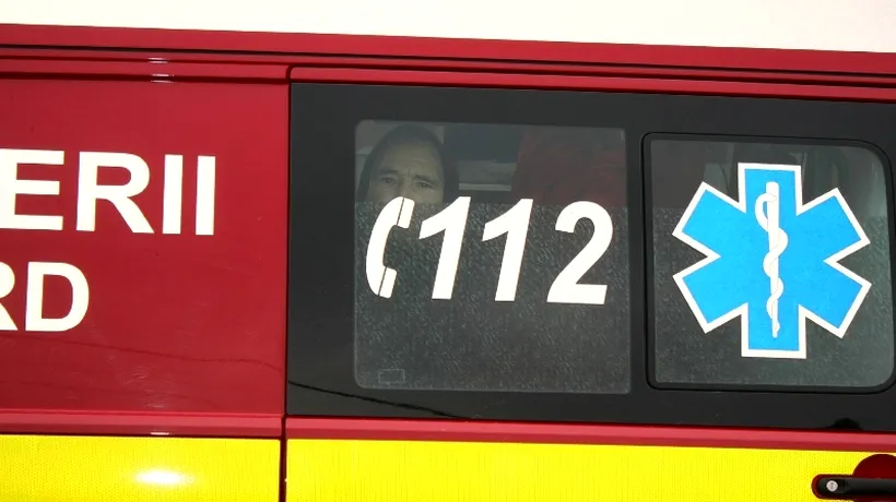Două persoane au fost rănite după ce un microbuz s-a răsturnat