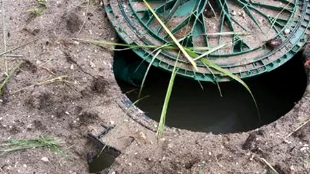 Fosa septică de la școala din Iași, în care a murit un copil de 3 ani, închisă cu două lacăte. Doar o lumânare stinsă mai amintește de tragedia care a șocat întreaga țară - VIDEO