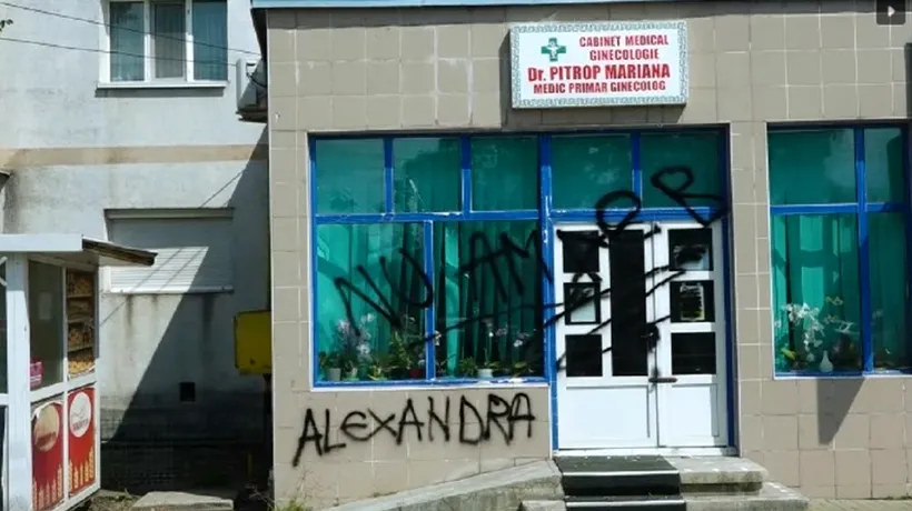 Cabinetul doctoriței din Botoșani care a fost de gardă în noaptea morții Alexandrei, vandalizat cu spray cu vopsea NEAGRĂ: „Nu am aer”