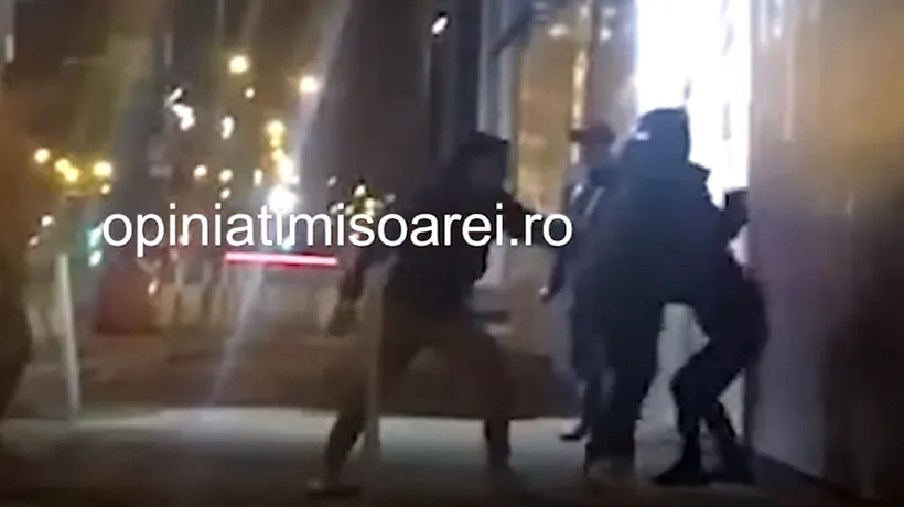 Scandal și bătaie chiar lângă sediul Poliției din Timișoara: Oamenii legii au ajuns prea târziu la locul incidentului - VIDEO 