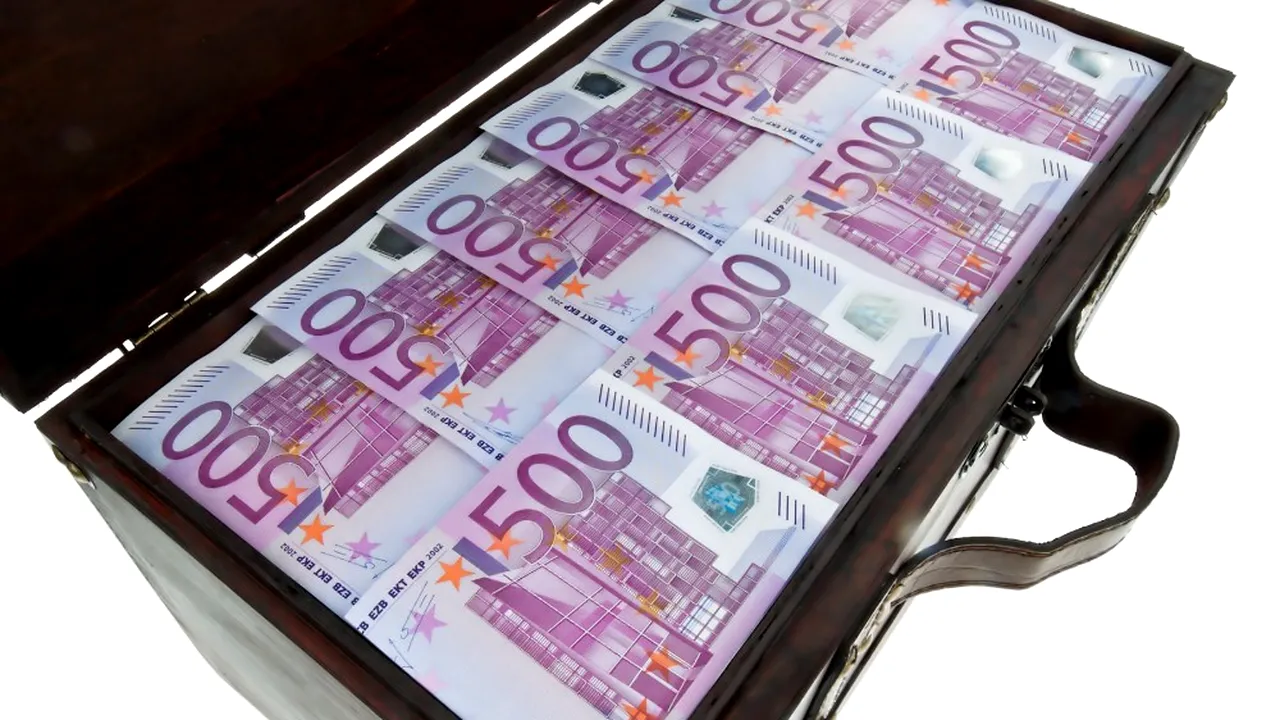 A MINȚIT-O că va veni la ea, după ce îi va trimite o valiză PLINĂ cu bani. O femeie a trimis peste 11.000 de euro unui bărbat pe care l-a cunoscut pe o rețea socială și apoi nu a mai putut fi contactat