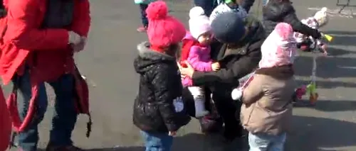 Sute de părinți și copii au protestat în Piața Victoriei