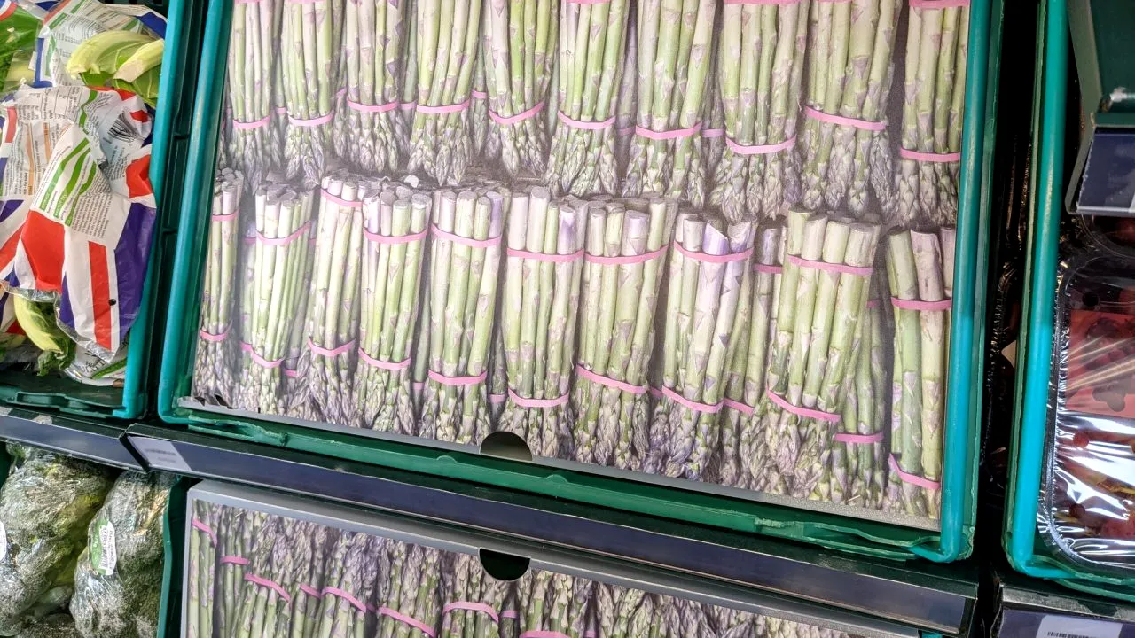 Probleme cu aprovizionarea, în magazinele din Marea Britanie. Unele supermarketuri pun fotografii cu legume și fructe în rafturile goale