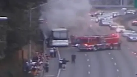 Un autobuz cu elevi, la un pas să sară în aer pe autostradă. VIDEO