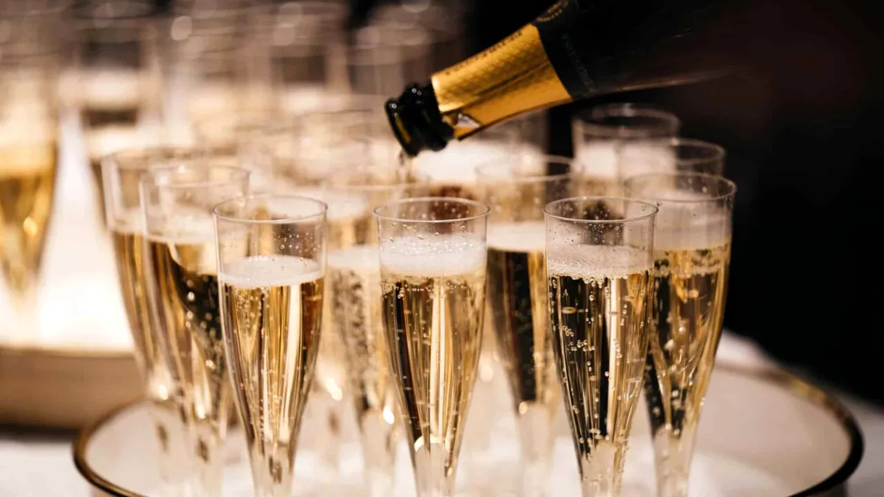 Schimbările climatice au ajuns în alcoolemia șampaniei. 2026 este primul an în care celebra băutură are mai multe grade. Care este explicația 